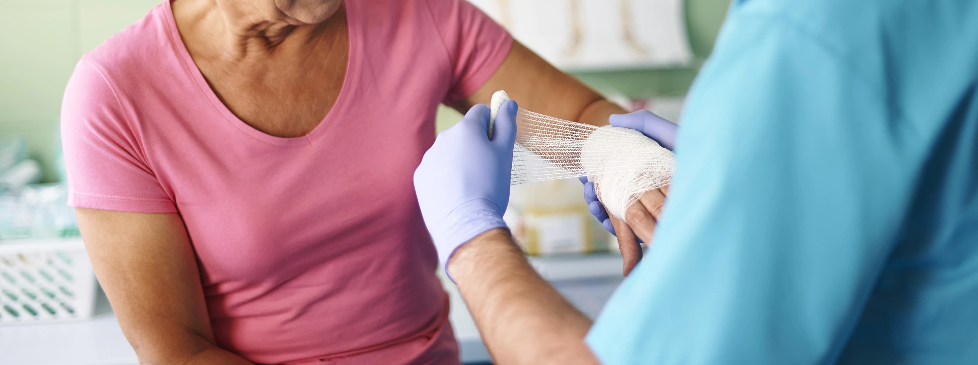 Pflegekraft bei der professionellen Wundversorgung